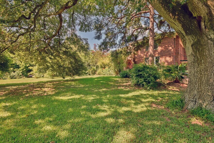 More Photos Of 1804 S Park St, Brenham Hospitality For Sale