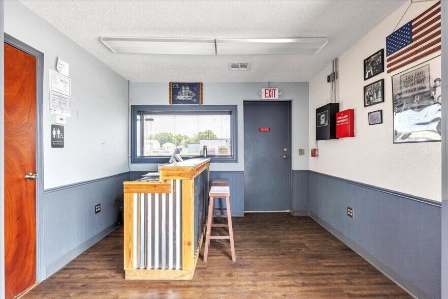 More Photos Of 202 S Gulf Blvd, Freeport Warehouse For Sale