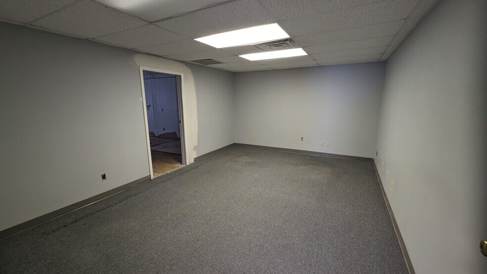 More Photos Of 5005 Lincolnway E, Mishawaka Warehouse For Lease