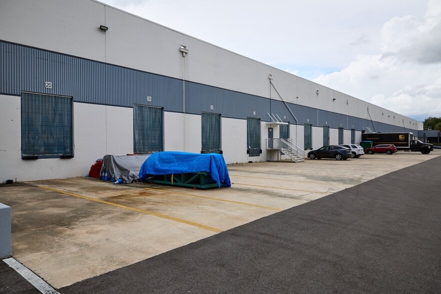 More Photos Of 1255 La Quinta Dr, Orlando Warehouse For Lease