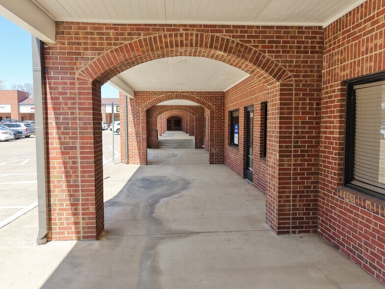 More Photos Of 712 N Hampton Rd, DeSoto Storefront Retail Office For Lease