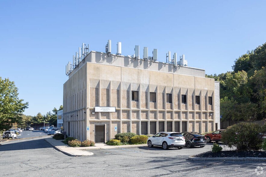 More Photos Of 996 W Jericho Tpke, Smithtown Office For Lease