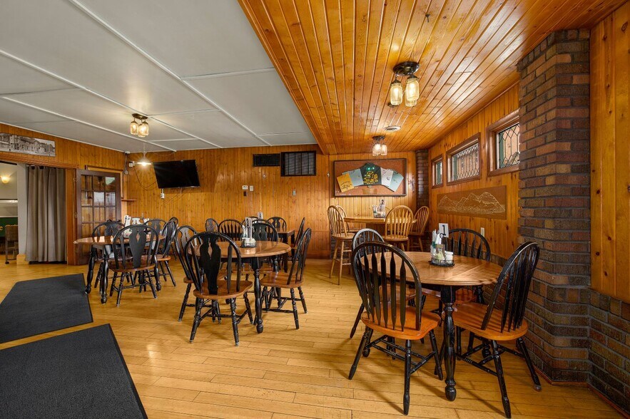 More Photos Of 112 N Shore Dr, Fountain City Restaurant For Sale
