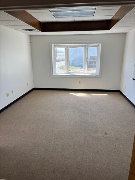 More Photos Of 95 N Leslie Rd, North East Office Residential For Lease