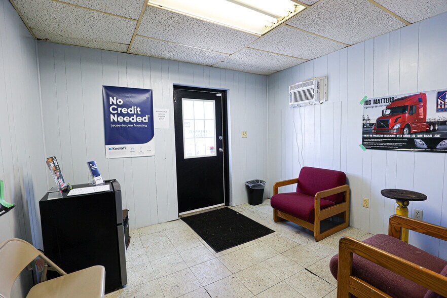 More Photos Of 430 US-62 E, Eddyville Auto Repair For Sale