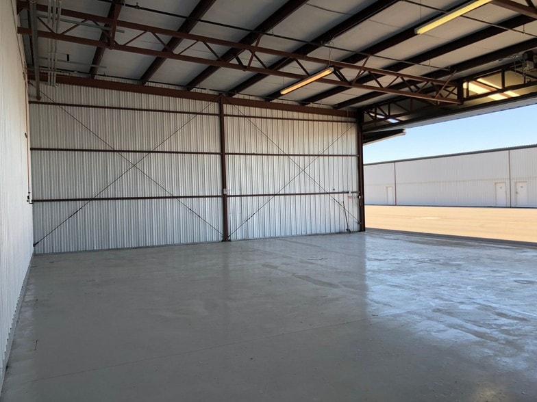 More Photos Of 6891 N Glen Harbor Blvd, Glendale Airplane Hangar For Sale