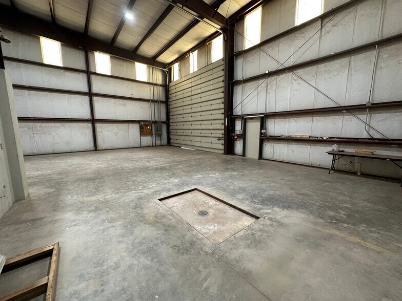 More Photos Of 1810 Lee Ave, Odessa Warehouse For Lease