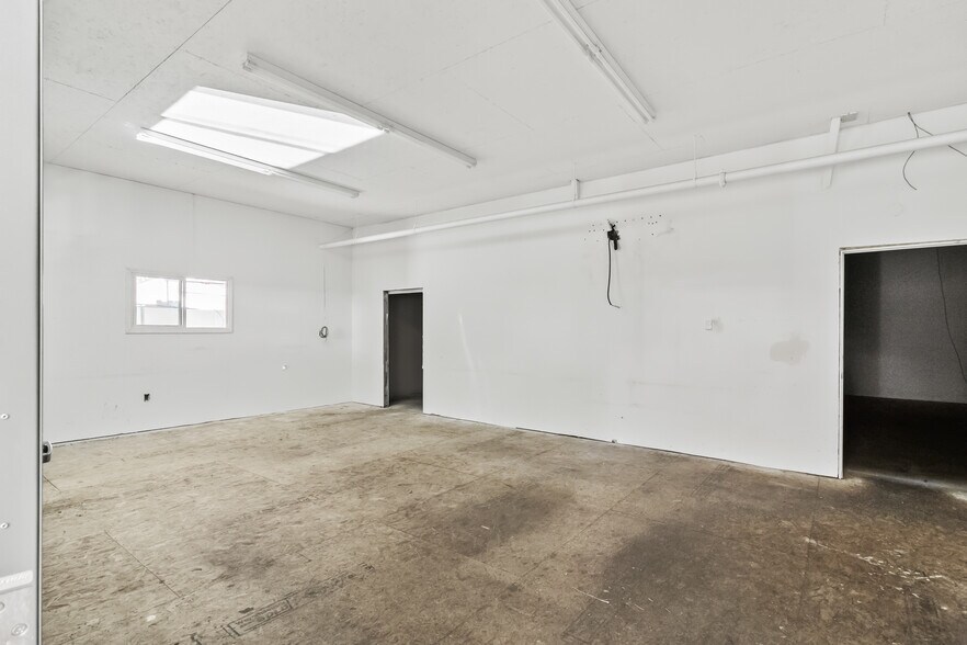 More Photos Of 3215 Meadow Ln, Eugene Manufacturing For Sale