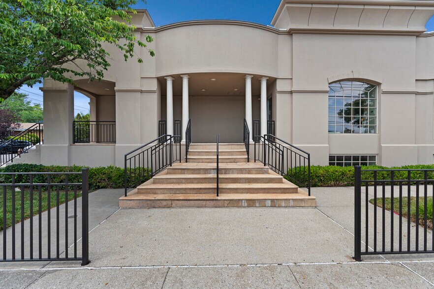 More Photos Of 2777 Hylan Blvd, Staten Island Office For Sale