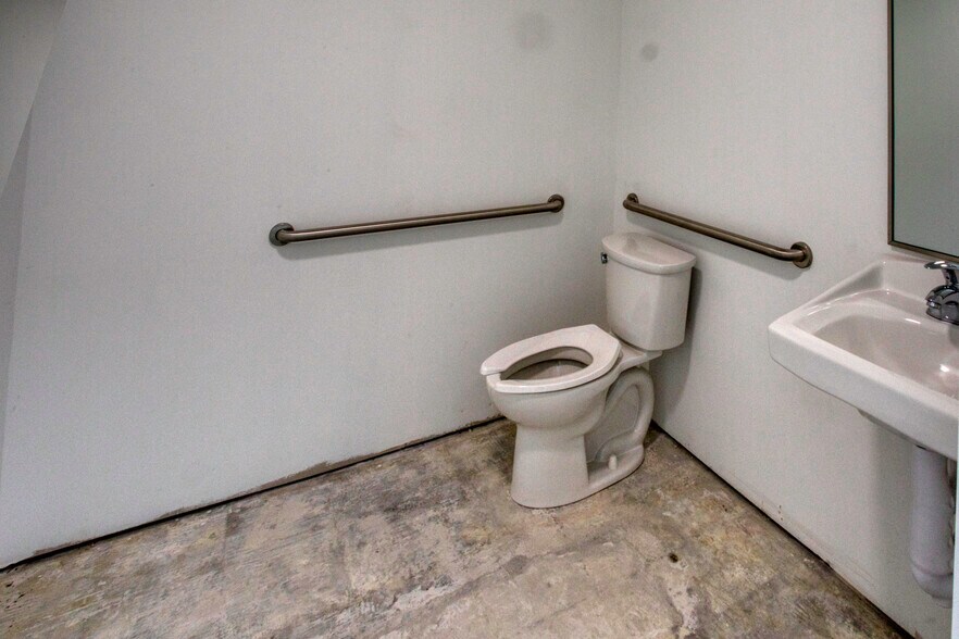 More Photos Of 1904 E Osceola Pky, Kissimmee Storefront Retail Office For Lease