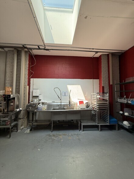 More Photos Of 3026-3030 W Carroll Ave, Chicago Warehouse For Lease