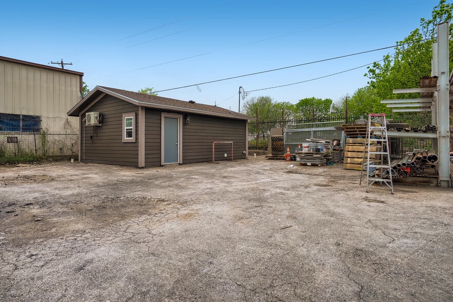 More Photos Of 11204 Bluff Bend Dr, Austin Light Manufacturing For Sale