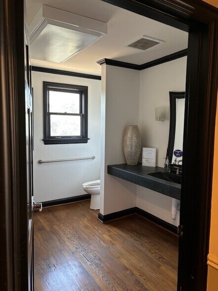 More Photos Of 2204 Crestmoor Rd, Nashville Medical For Lease