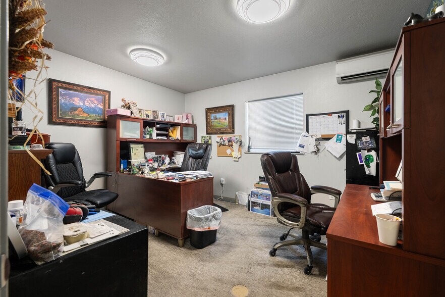 More Photos Of 402 N Pyfer St, Whitehall Office For Sale
