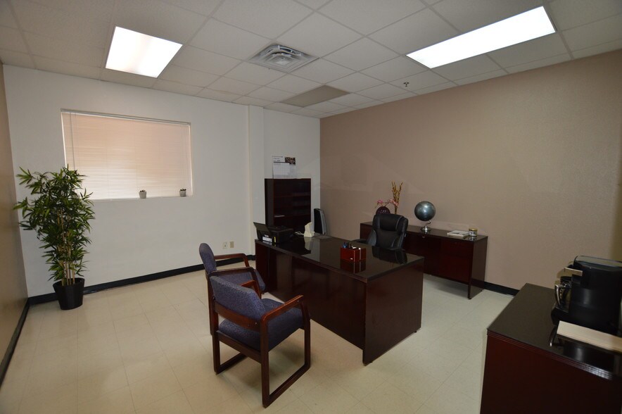 More Photos Of 712 S Walton Walker Blvd, Dallas Freestanding For Lease