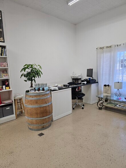 More Photos Of 2420-2426 N Dixie Hwy, Wilton Manors Light Distribution For Lease