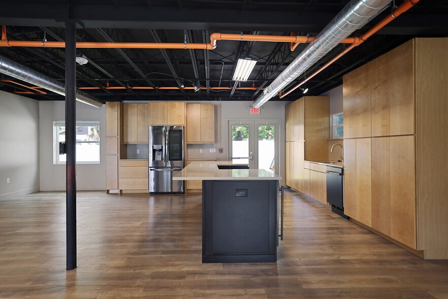 More Photos Of 10830 Navajo Dr, Saint Petersburg Showroom For Sale