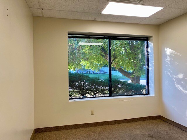 More Photos Of 190 Veterans Dr, Northvale Distribution For Sale