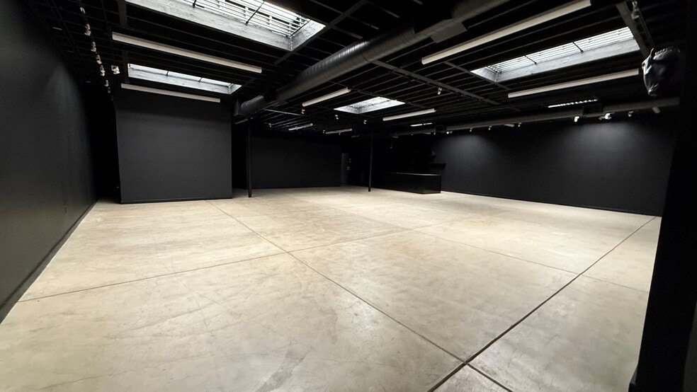 More Photos Of 3717 W Jefferson Blvd, Los Angeles Showroom For Lease