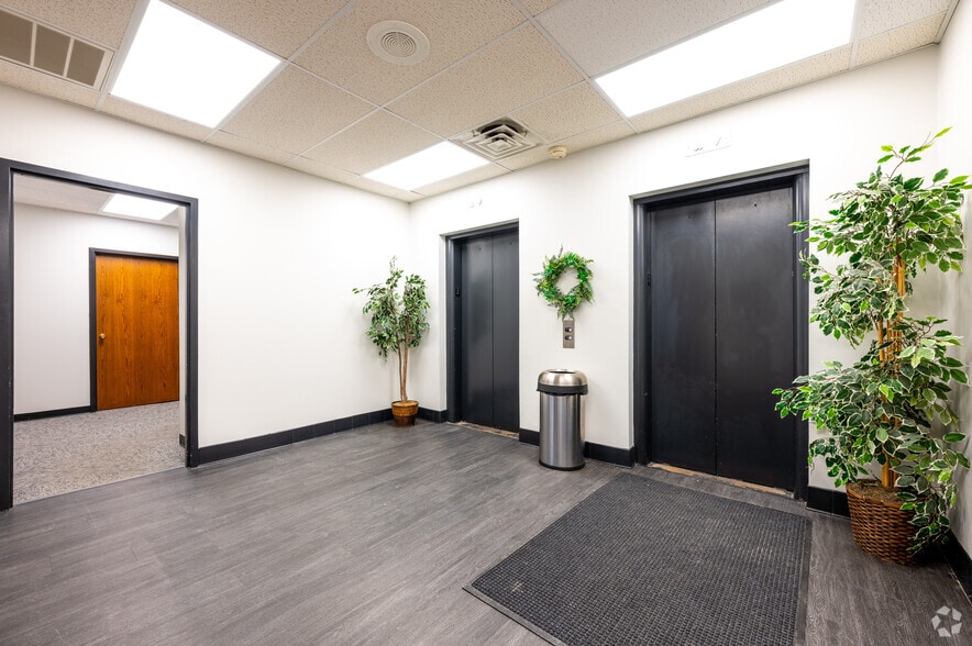 More Photos Of 1106 Meridian St, Anderson Office For Lease