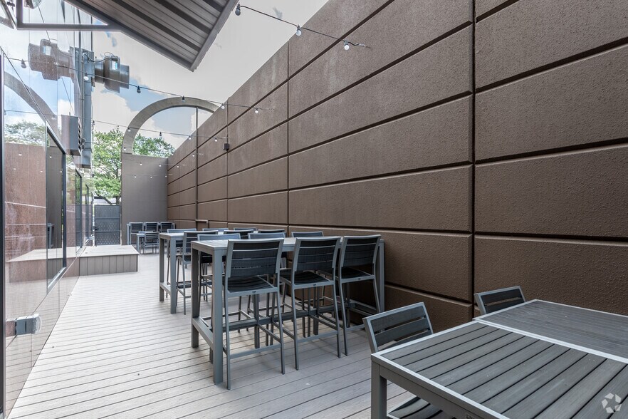 More Photos Of 10100 Reunion Pl, San Antonio Office For Sale