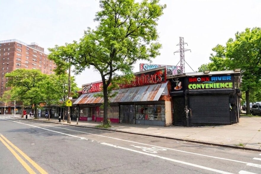 Primary Photo Of 1560 E 174th St, Bronx Storefront For Lease