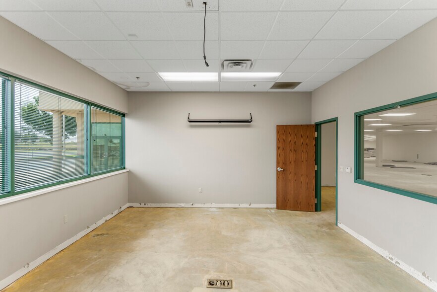 More Photos Of 3101 Technology Dr, Edmond Light Distribution For Lease