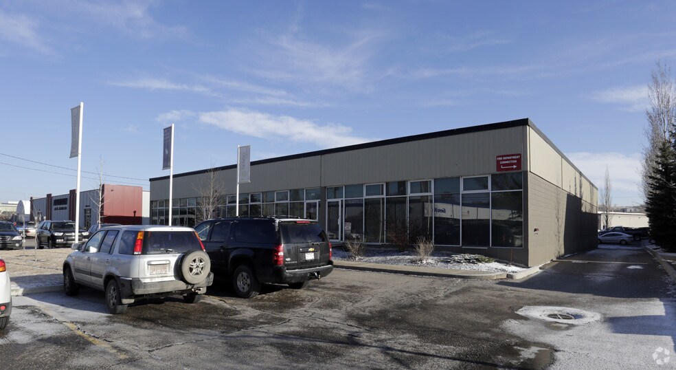 More Photos Of 512 Manitou Rd, Calgary Showroom For Lease