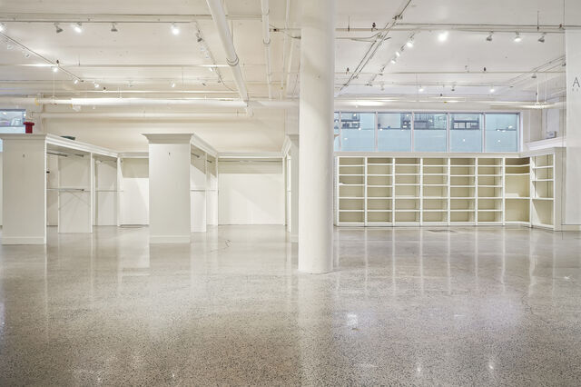 More Photos Of 4360 Ch de la Côte-de-Liesse, Mt Royal Showroom For Lease