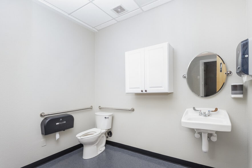 More Photos Of 595-605 E US Highway 80 E, Sunnyvale Research And Development For Lease