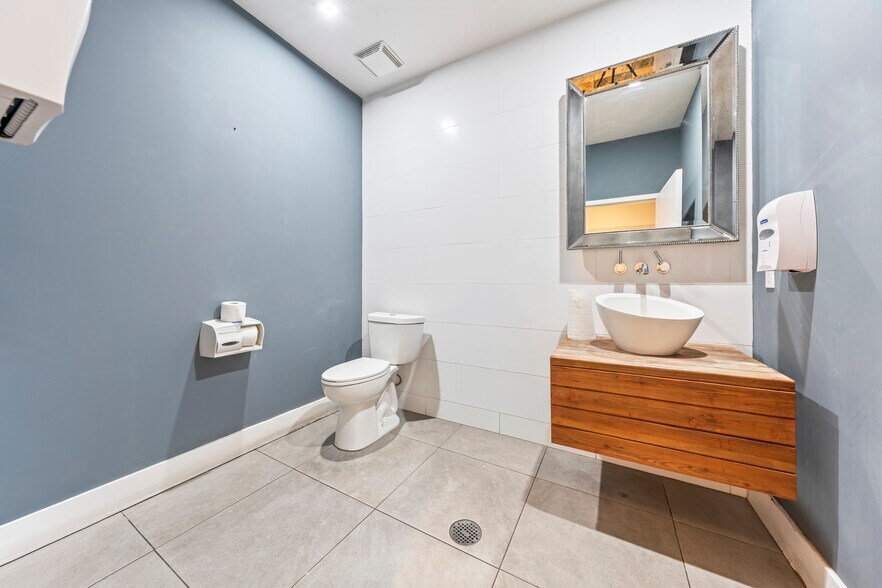 More Photos Of 2500 NW 39th St, Miami Light Distribution For Sale