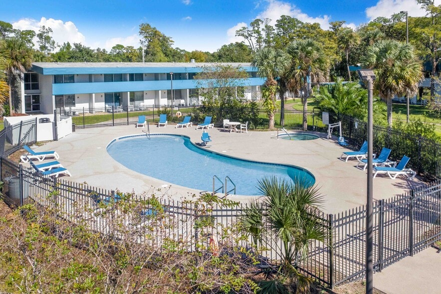 More Photos Of 2725 W International Speedway Blvd, Daytona Beach Hotel For Sale