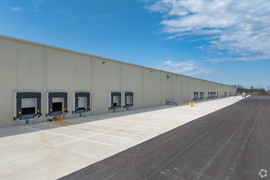 More Photos Of 37988 Avon Commerce Pky, Avon Distribution For Lease