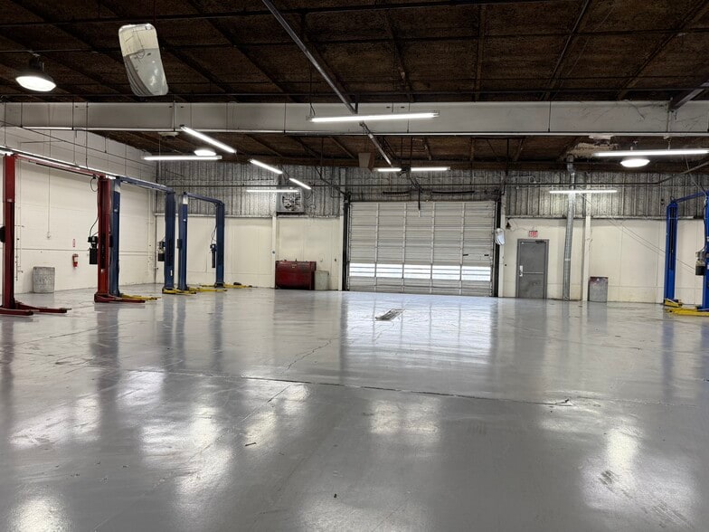 More Photos Of 2660 S Mendenhall Rd, Memphis Auto Repair For Sale