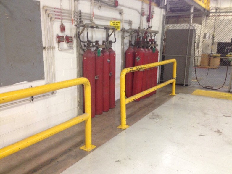 More Photos Of 711 W 9th St, Hobart Manufacturing For Lease