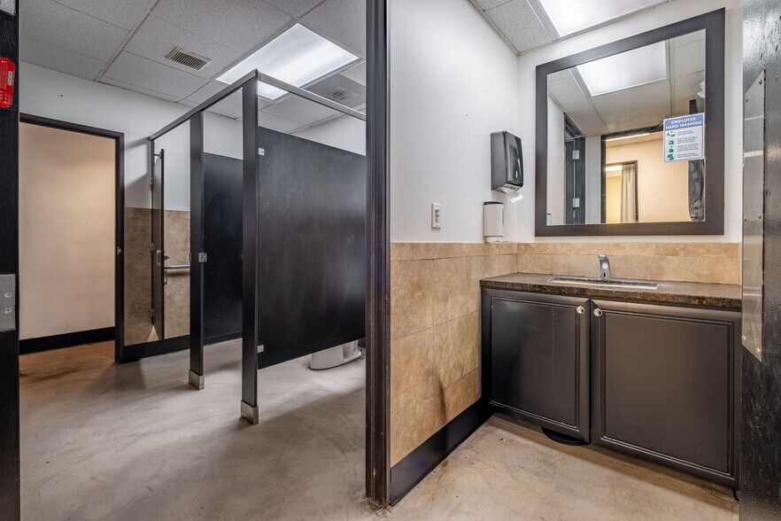 More Photos Of 550 N Golden Circle Dr, Santa Ana Office For Lease