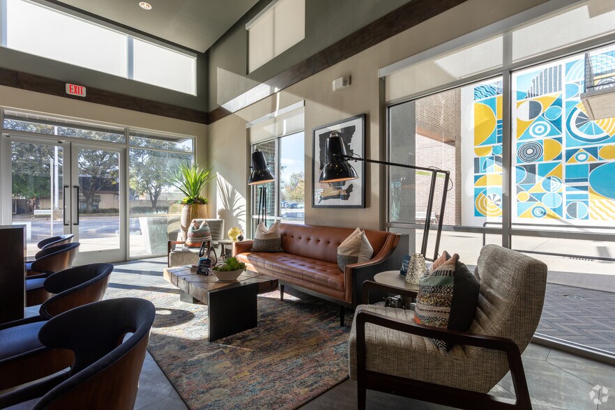 More Photos Of 305 W Commerce St, Dallas Apartments For Lease