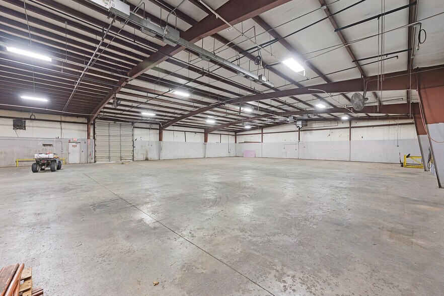 More Photos Of 456 Swanson Dr, Dresden Warehouse For Lease