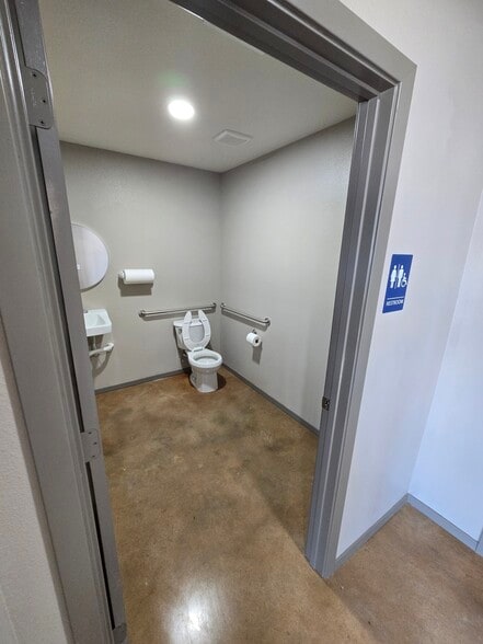 More Photos Of 708 Corry a Edwards Dr, Kennedale General Retail For Lease