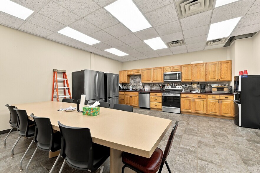 More Photos Of 2321 W Grand Ave, Wisconsin Rapids Office For Sale