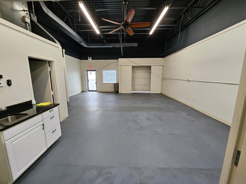 Primary Photo Of 541 N Wolf Rd, Wheeling Warehouse For Lease