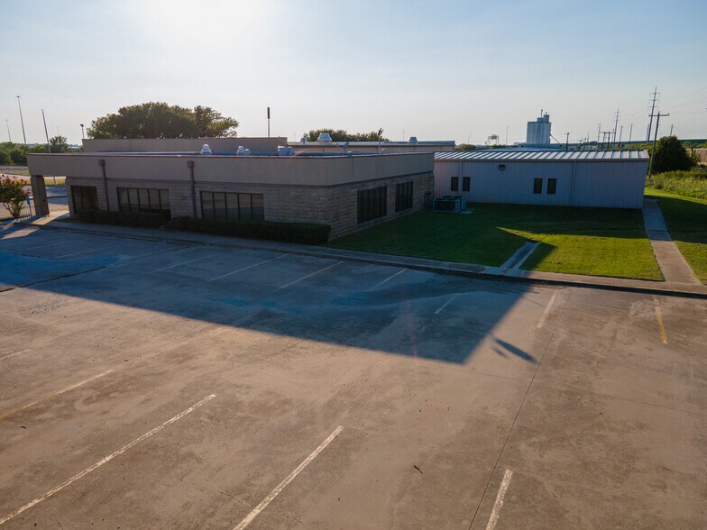 More Photos Of 2716 Commerce St, Wichita Falls Industrial For Sale