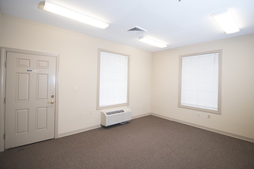 More Photos Of 6478 Putnam Ford Dr, Woodstock Office For Lease