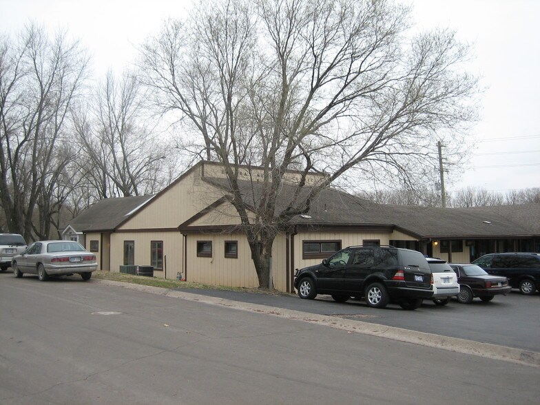 More Photos Of 101 W 10th St, Eudora Office For Lease