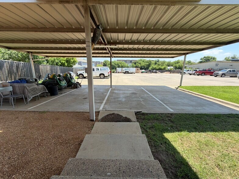 More Photos Of 414 N Kealy Ave, Lewisville Office For Sale