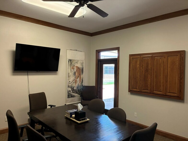 More Photos Of 1425 S Fretz Ave, Edmond Office For Sale