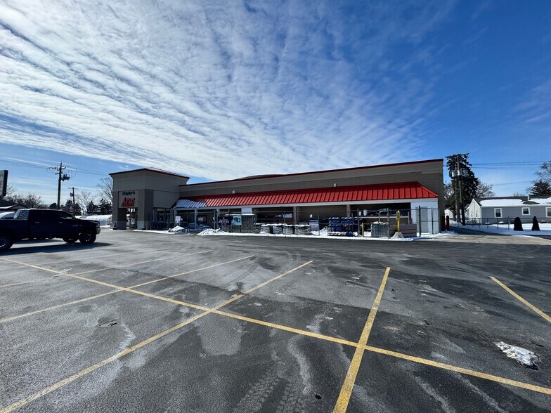 More Photos Of 1158 Lillian St, Elgin General Retail For Sale