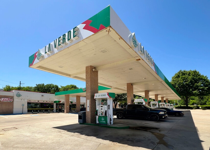 More Photos Of 2002 State Highway 66, Garland Service Station For Sale