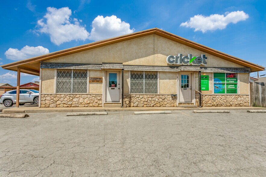 More Photos Of 901 Oak St, Jourdanton Freestanding For Sale