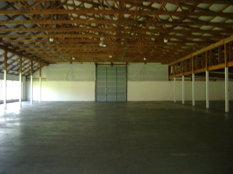 More Photos Of 1700 McArthur St, Manchester Freestanding For Lease